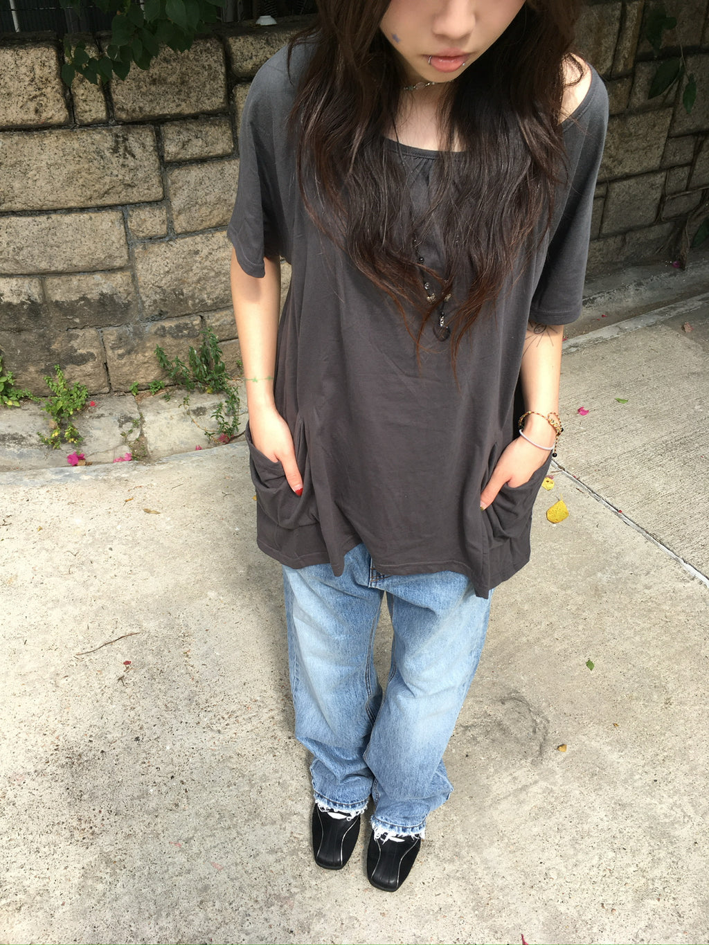 gathered neck pocket tee (charcoal)