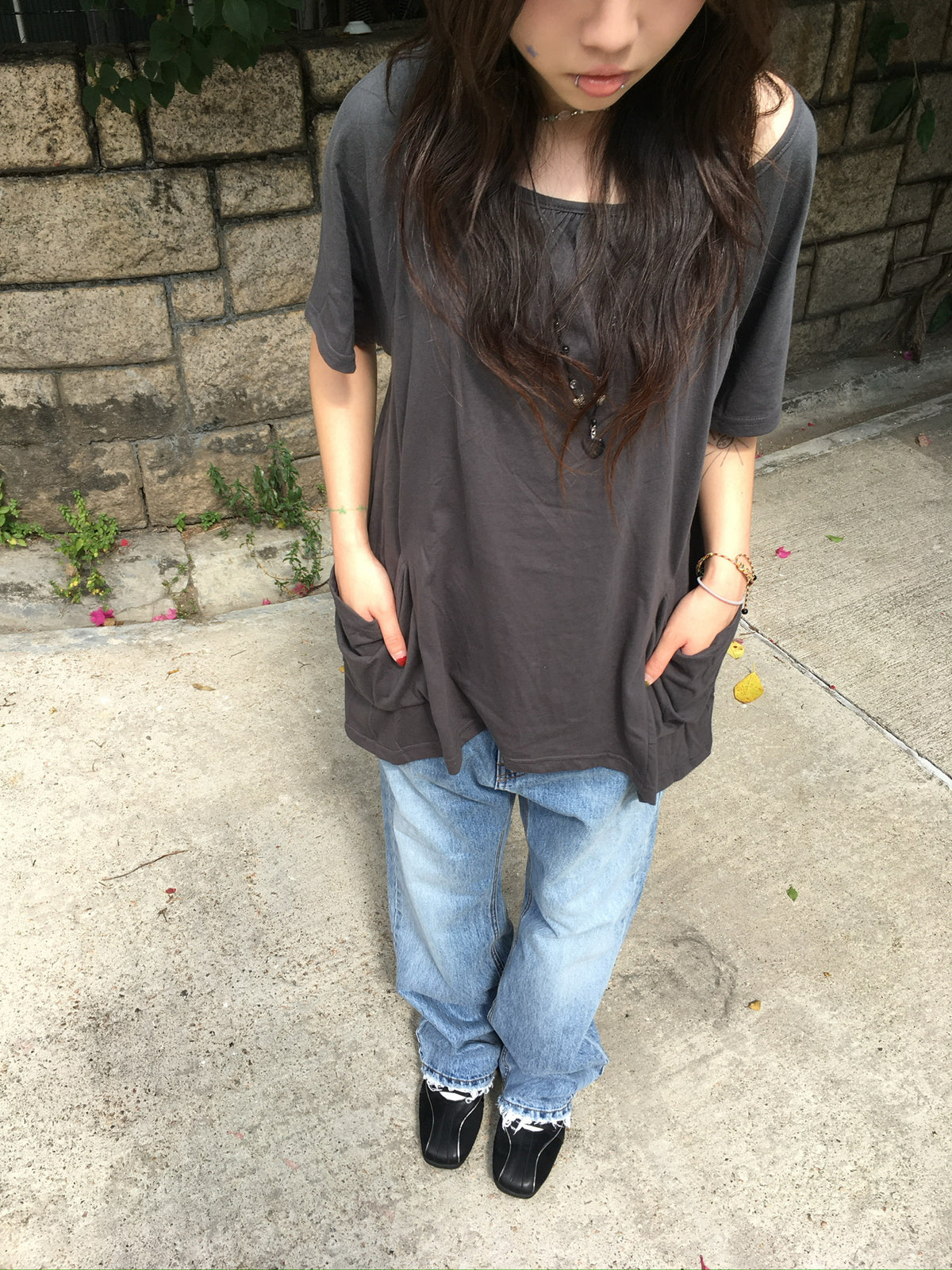 gathered neck pocket tee (charcoal)