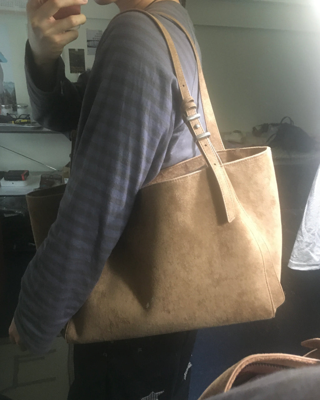 suede shoulder bag (camel)