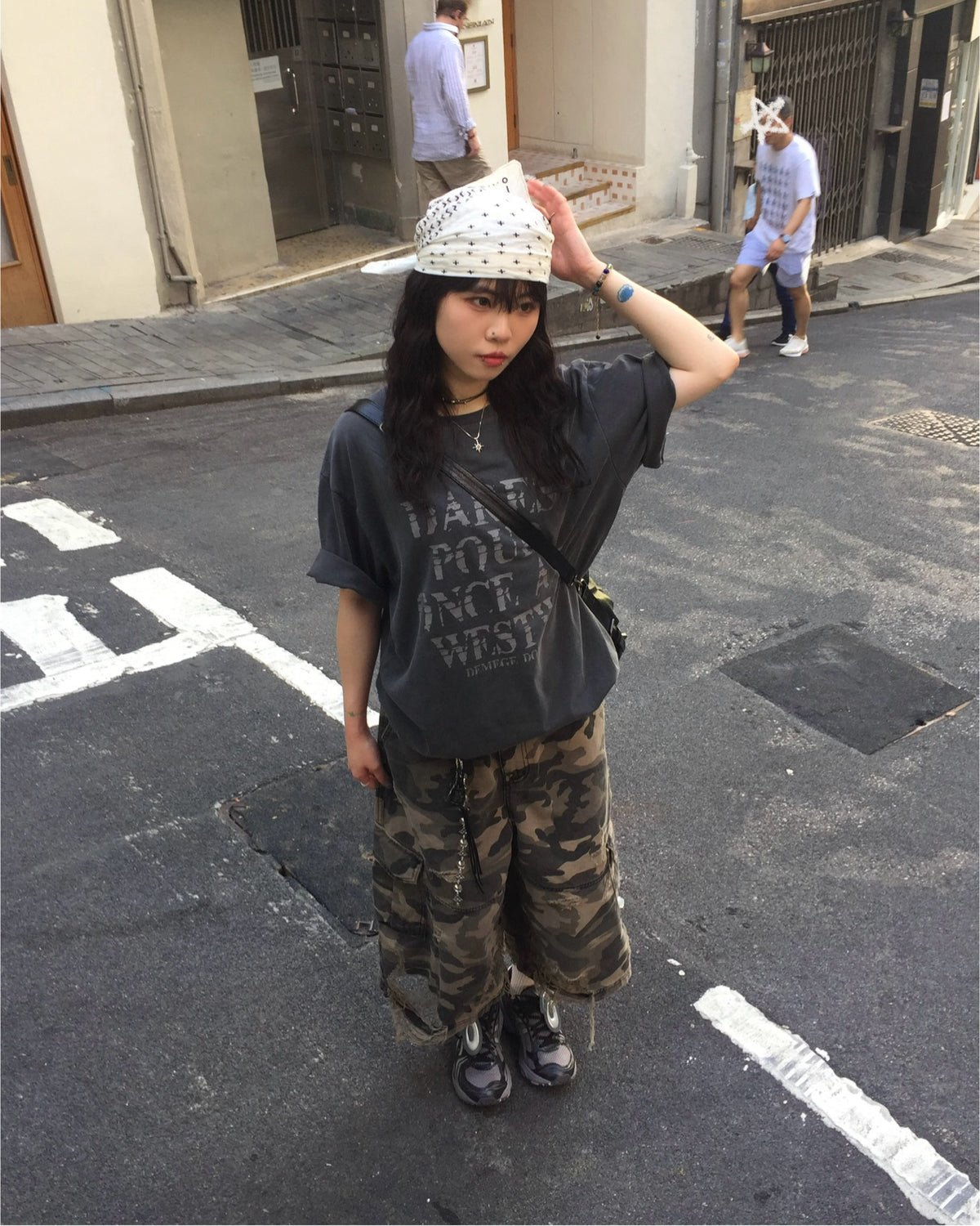 camo damaged bermuda pants