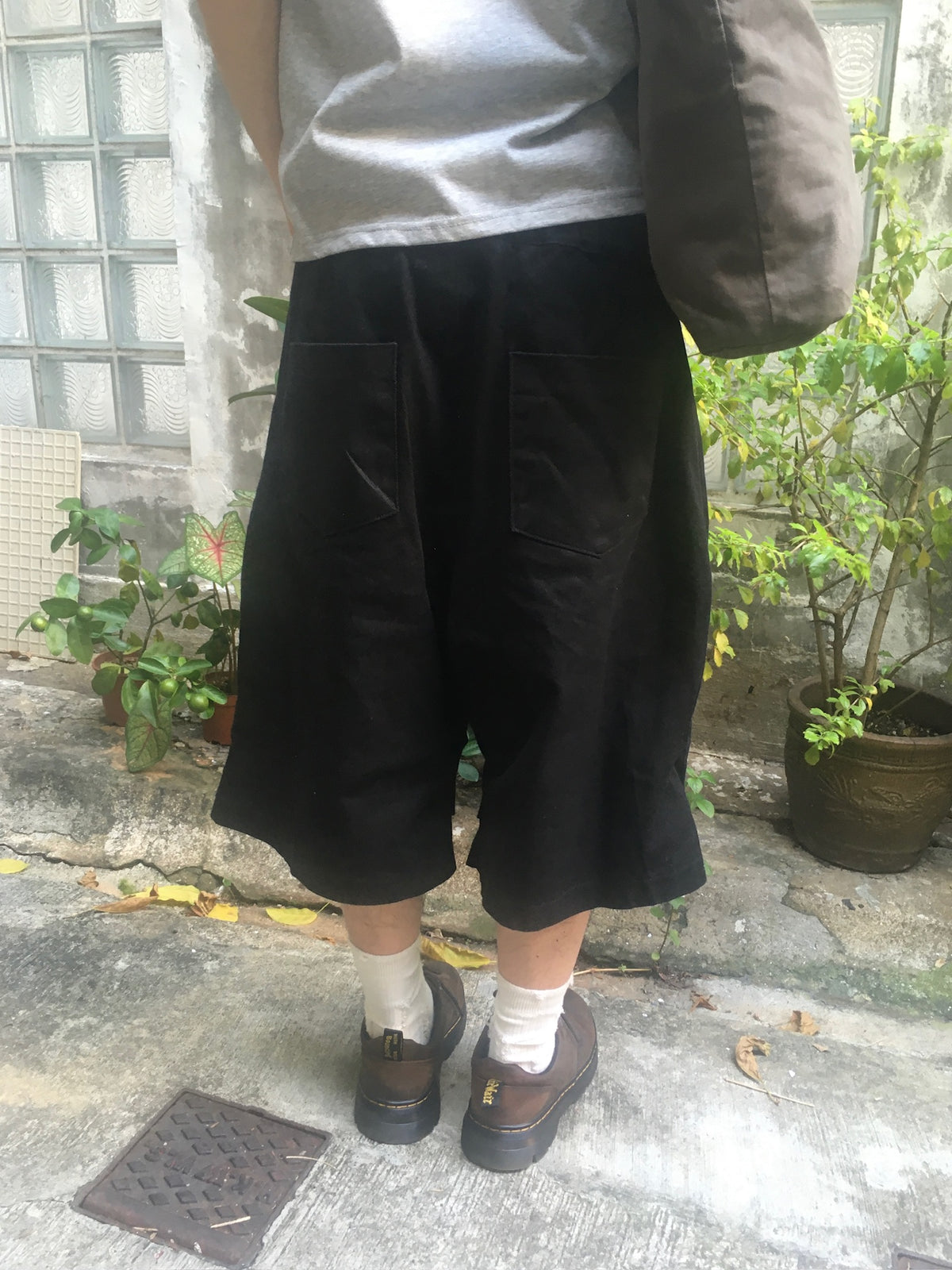pleated hem half pants (black)