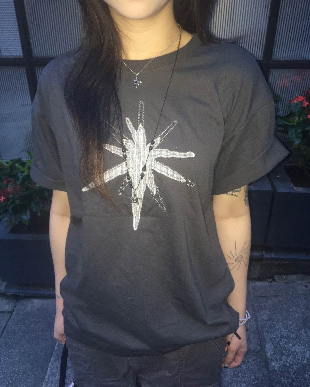 star colored crop tee (charcoal)