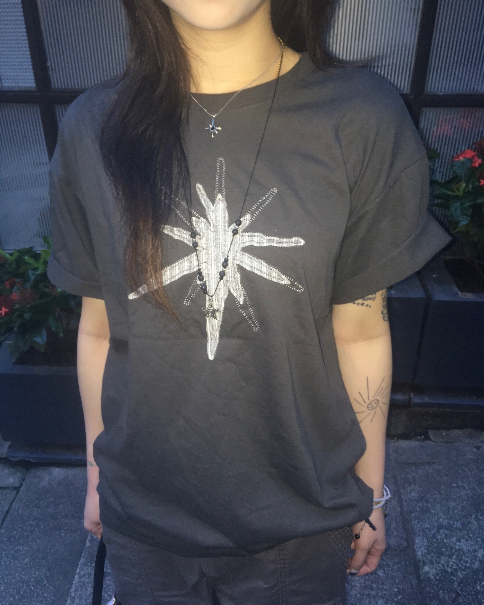 star colored crop tee (charcoal)