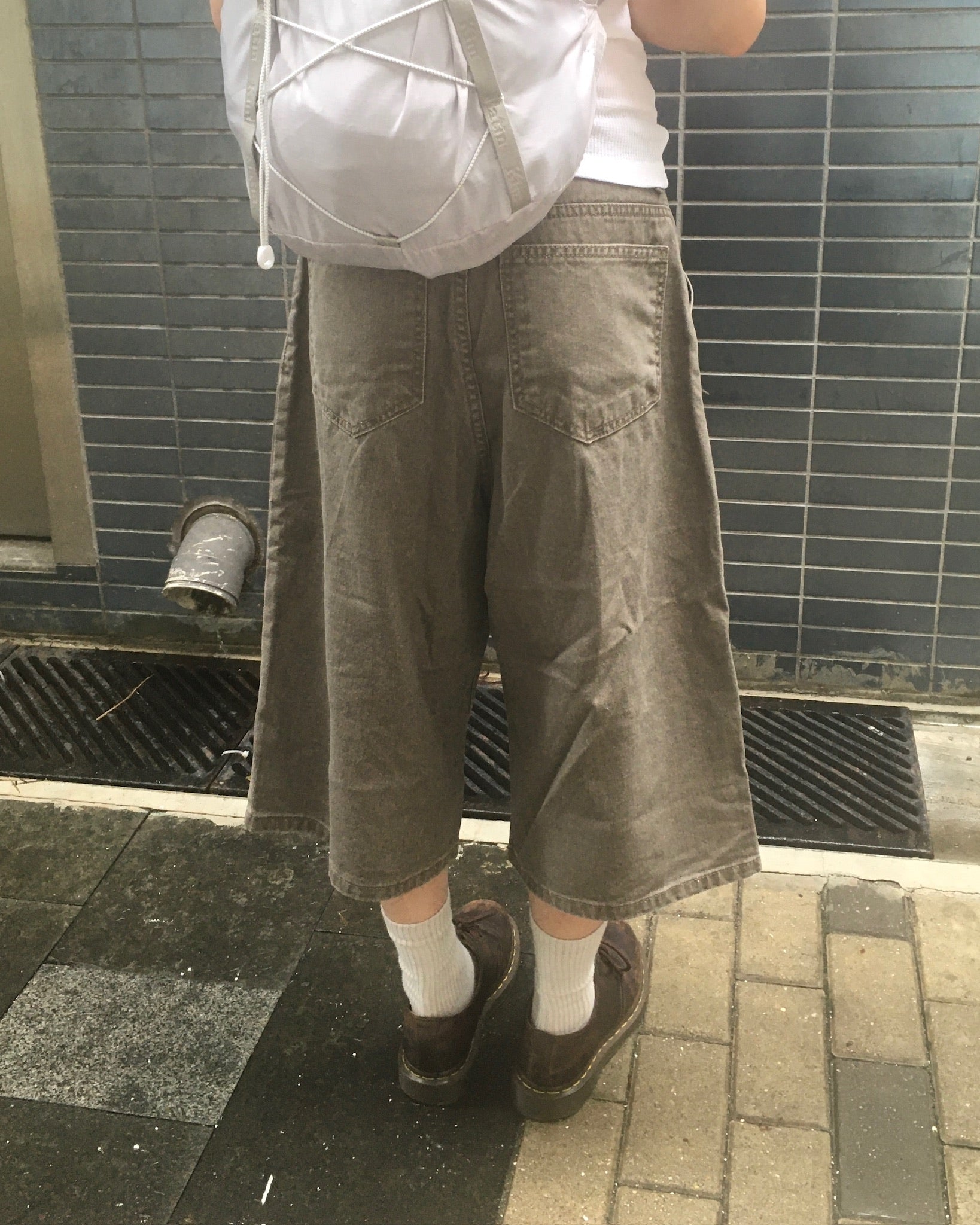 pin tuck bermuda pants (brown)