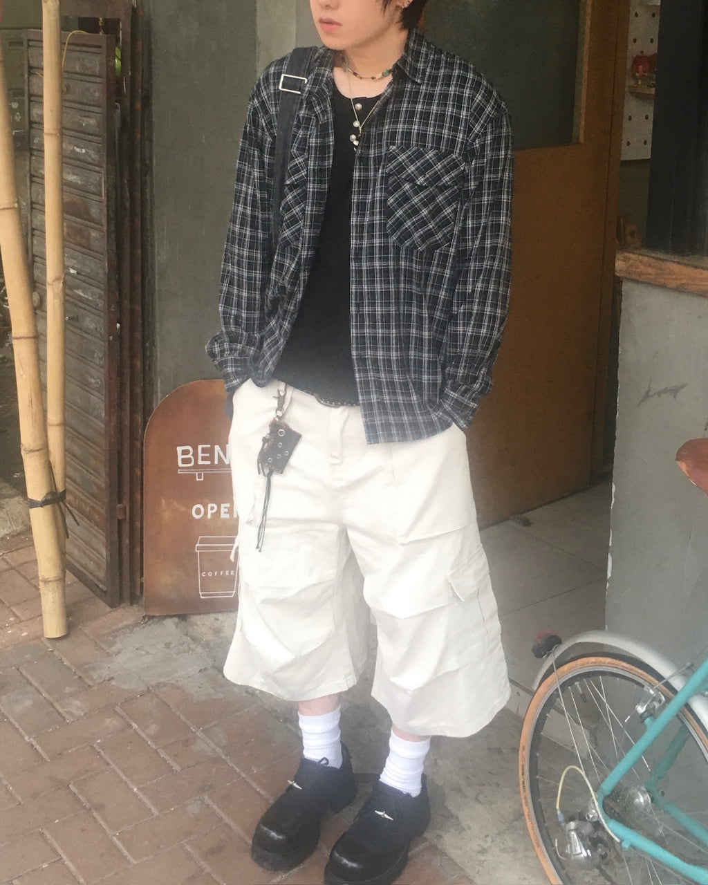 wrinkled bermuda cargo pants (beige)