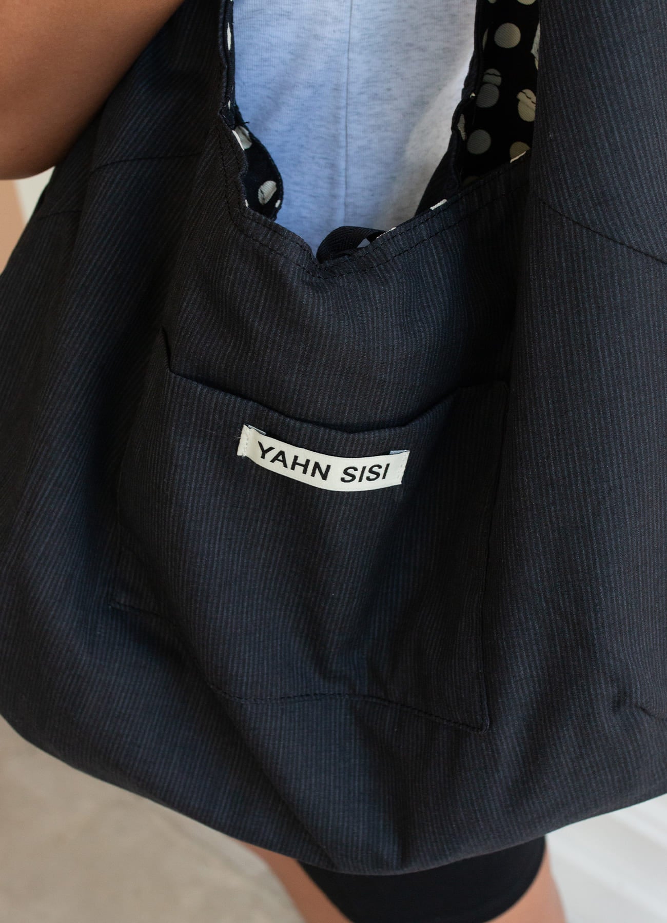 【𝘱𝘳𝘦-𝘰𝘳𝘥𝘦𝘳】YAHN SISI Reversible Bow Canvas Bag - Dot Black