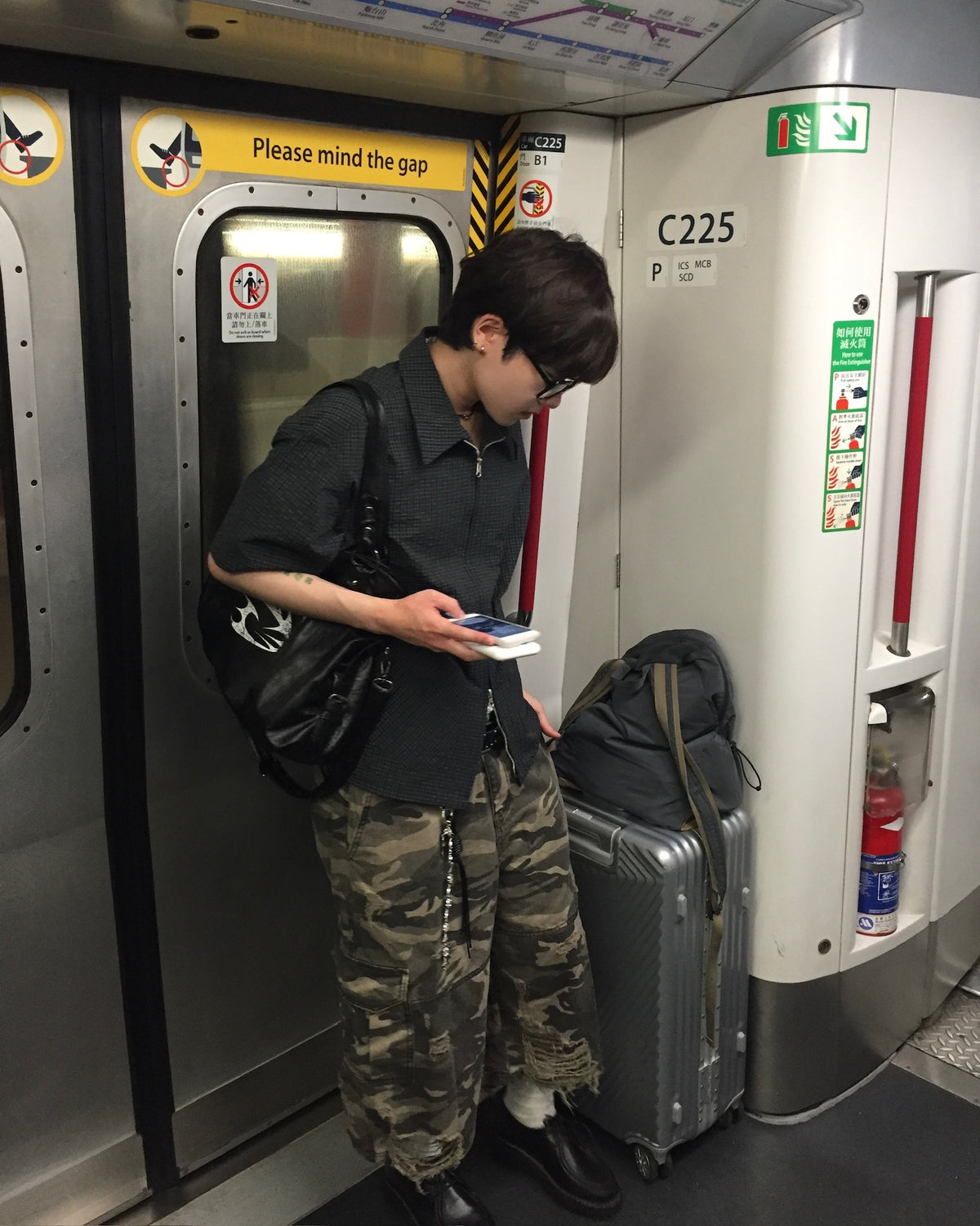 camo damaged bermuda pants