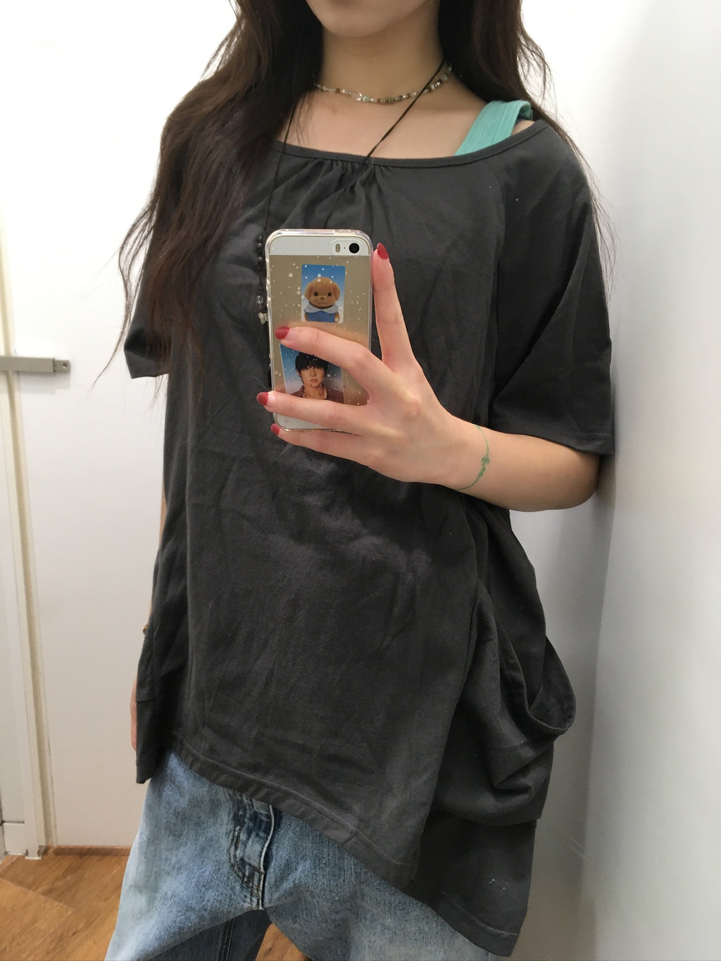 gathered neck pocket tee (charcoal)