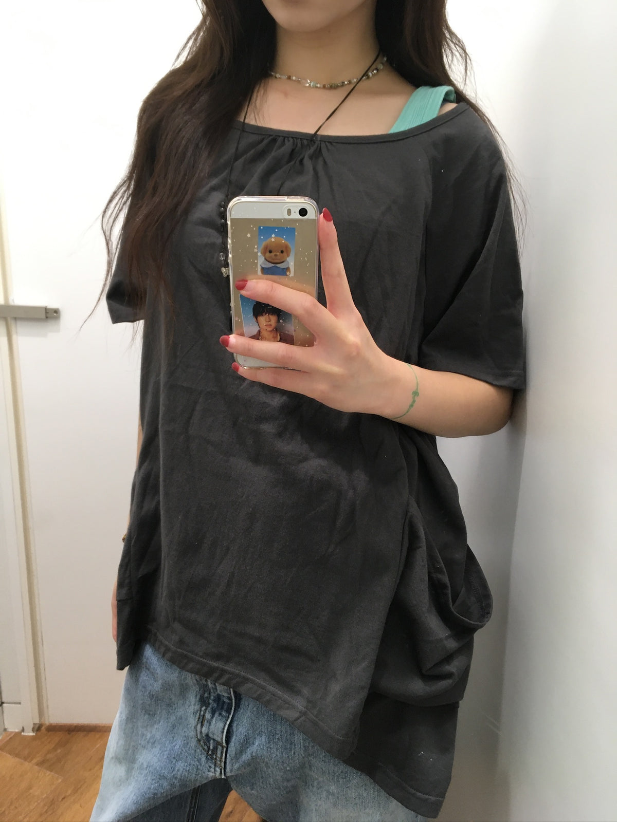 gathered neck pocket tee (charcoal)
