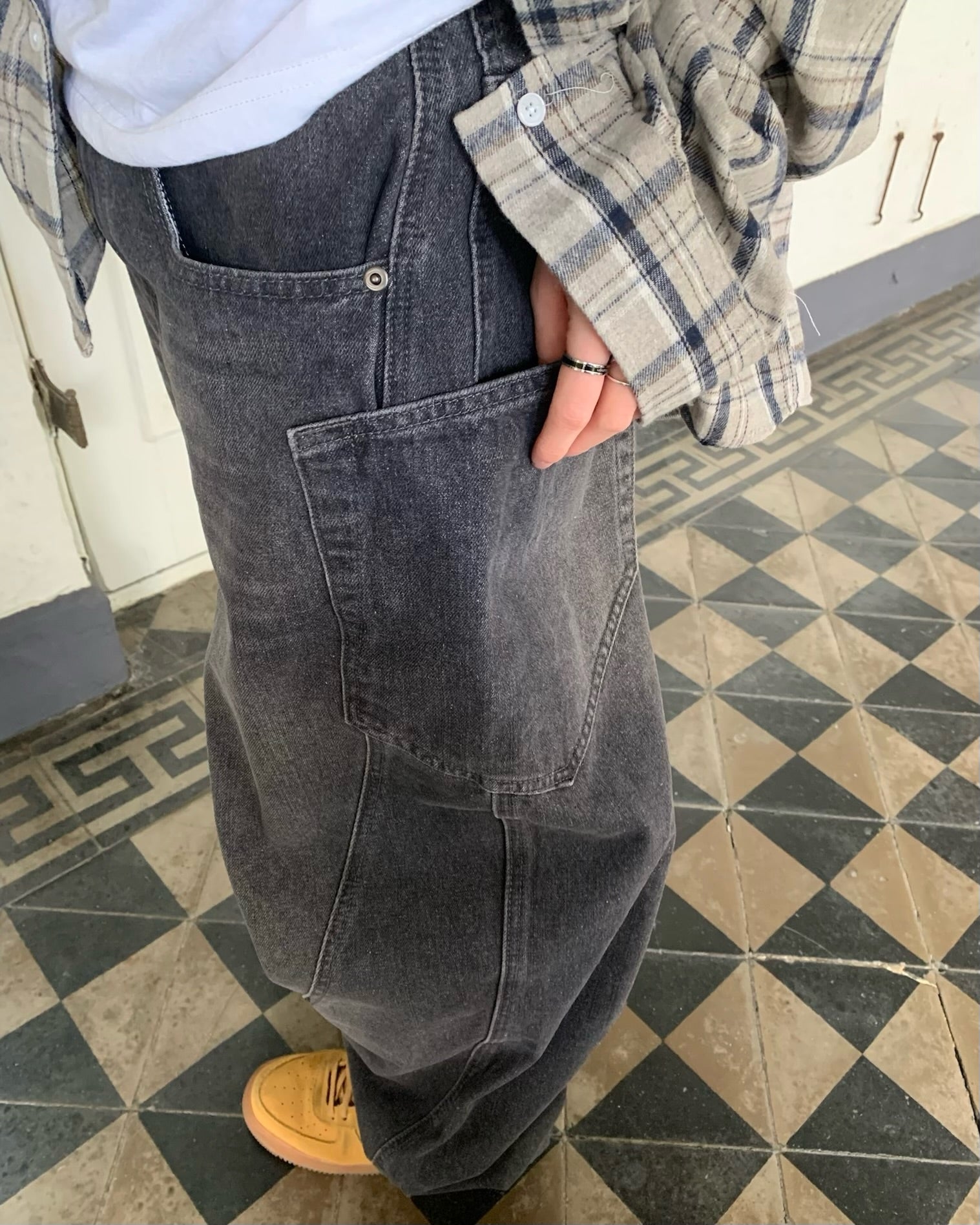 curved wide jeans