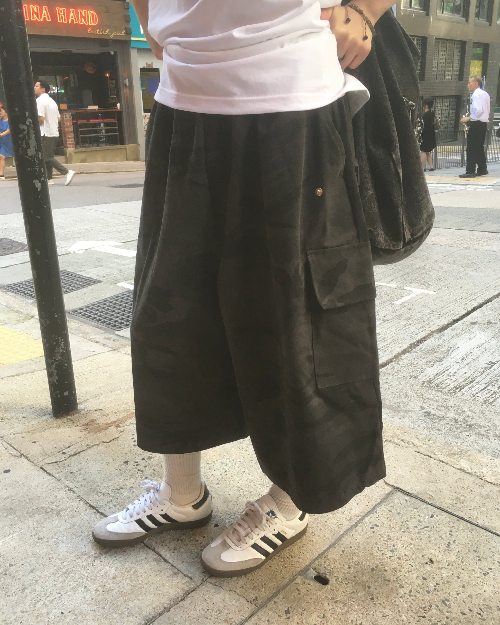 camo cargo sweatshorts (women wear)