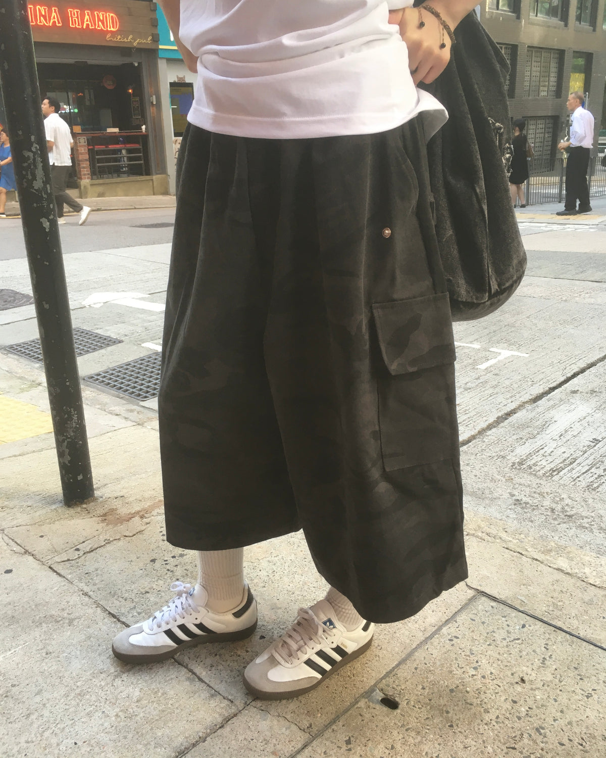 camo cargo sweatshorts (women wear)