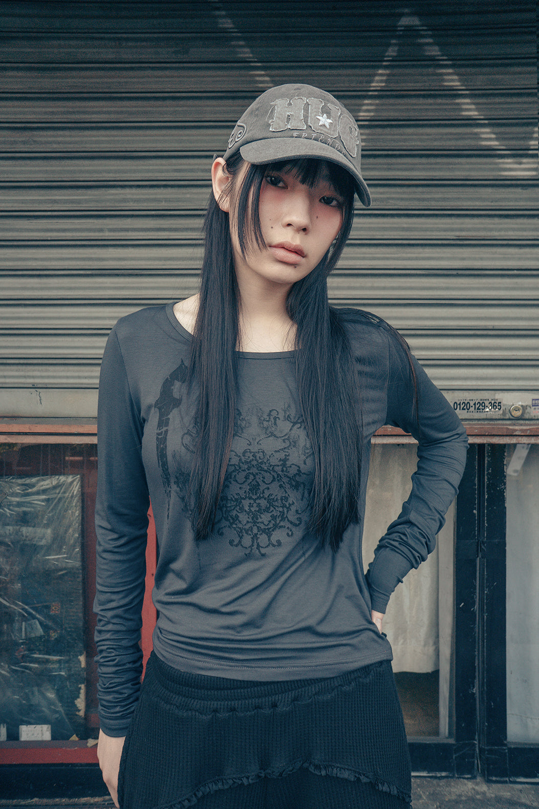 HUGYOURSKIN ORNAMENT PRINT TOP (CHARCOAL)