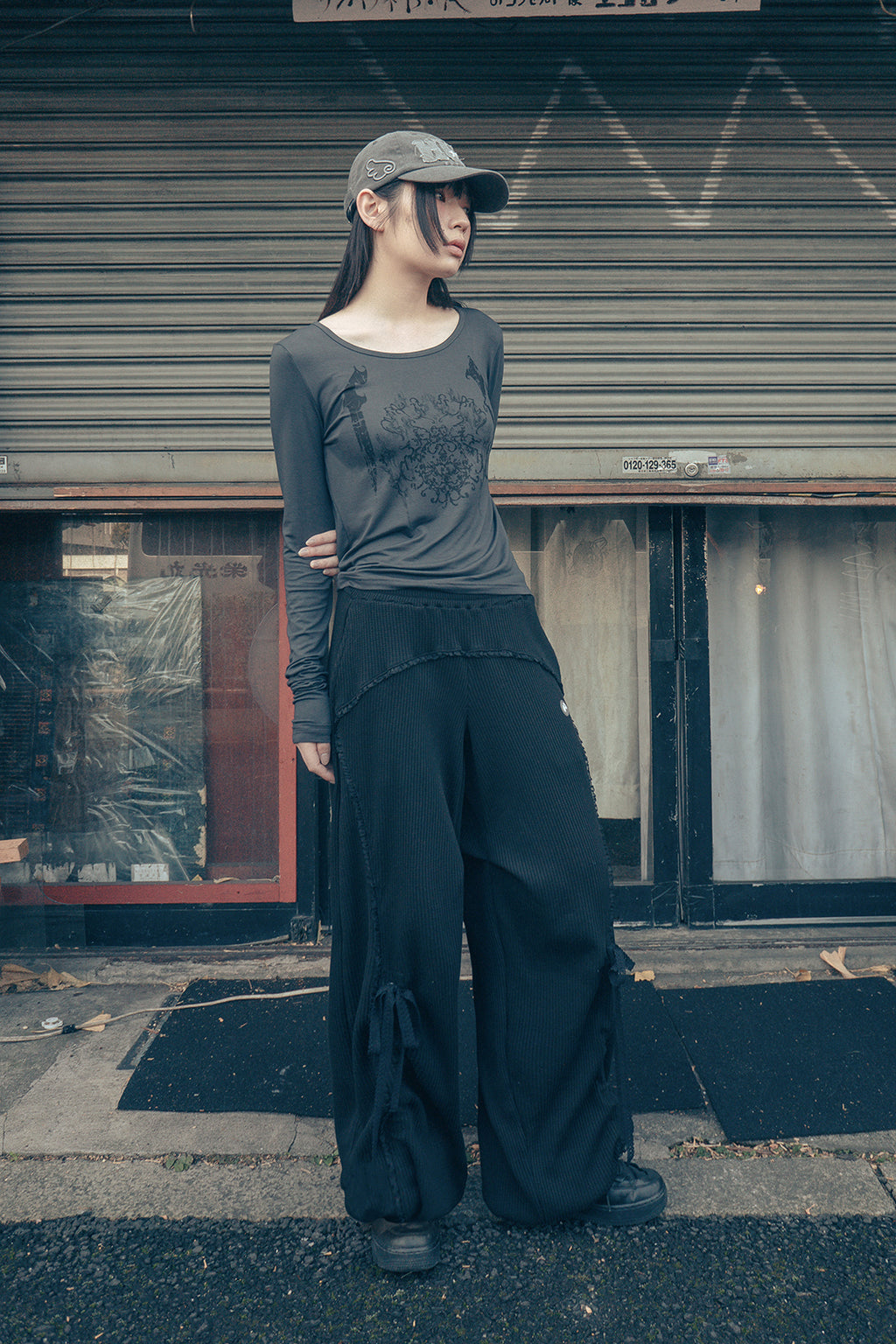 HUGYOURSKIN ORNAMENT PRINT TOP (CHARCOAL)