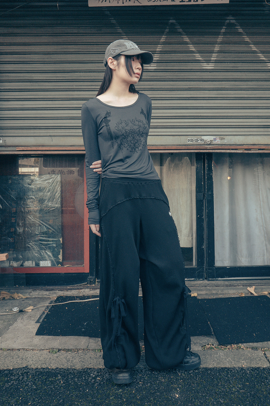 HUGYOURSKIN ORNAMENT PRINT TOP (CHARCOAL)