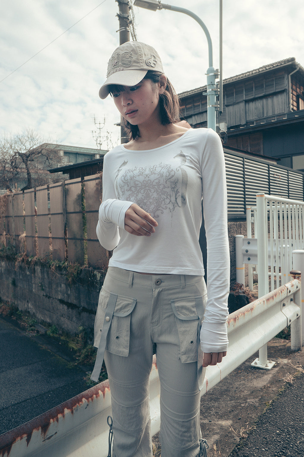 HUGYOURSKIN ORNAMENT PRINT TOP (WHITE)