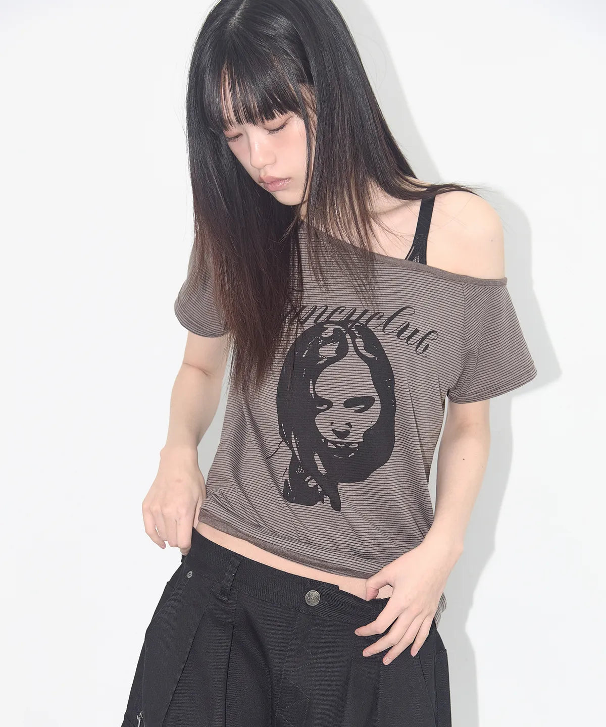 【𝘱𝘳𝘦-𝘰𝘳𝘥𝘦𝘳】FANCY CLUB MYSTIC ONE SHOULDER TEE (BROWN)