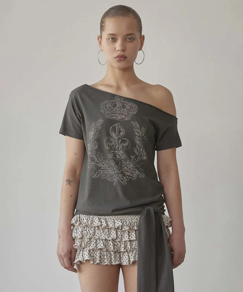 【𝘱𝘳𝘦-𝘰𝘳𝘥𝘦𝘳】SCULPTOR Chateau Shithole Tie Tee Charcoal