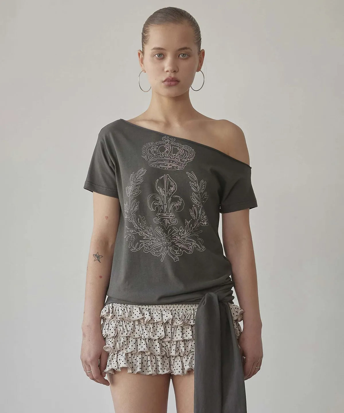 【𝘱𝘳𝘦-𝘰𝘳𝘥𝘦𝘳】SCULPTOR Chateau Shithole Tie Tee Charcoal