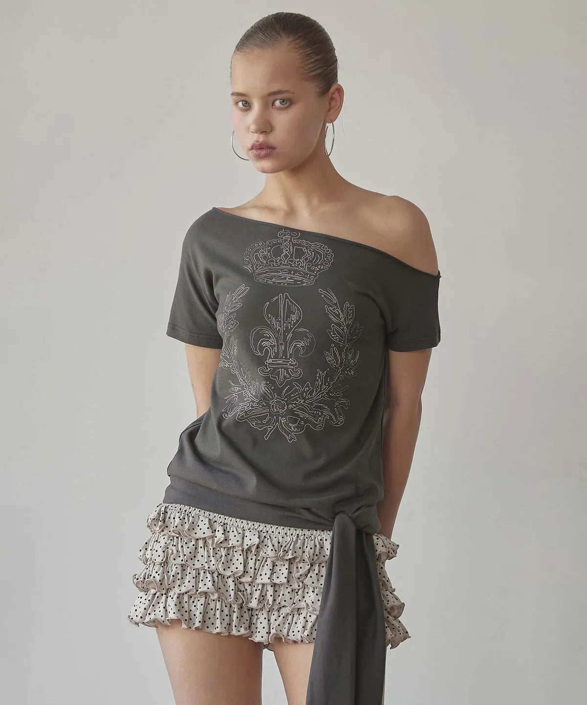 【𝘱𝘳𝘦-𝘰𝘳𝘥𝘦𝘳】SCULPTOR Chateau Shithole Tie Tee Charcoal
