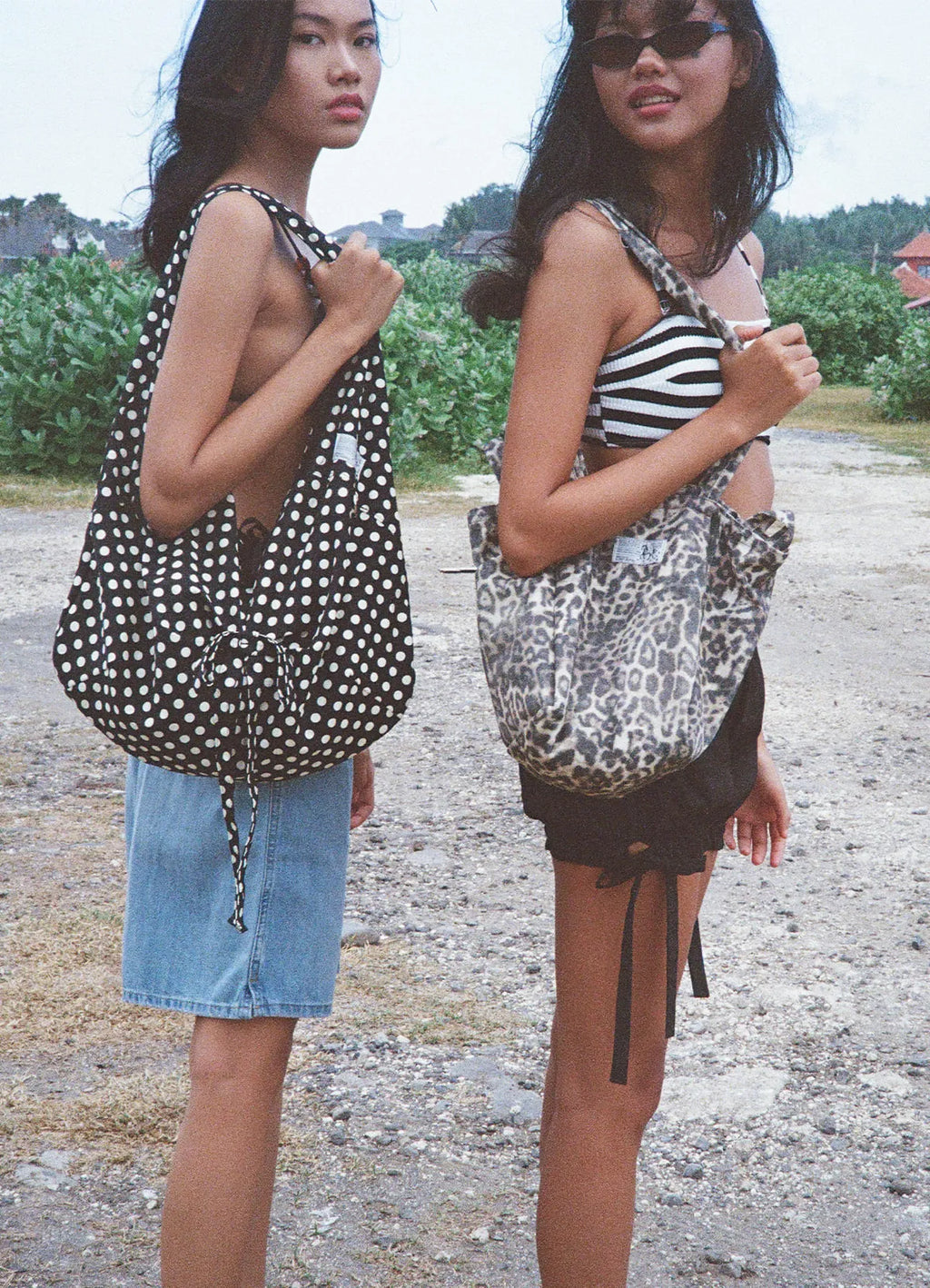 【𝘱𝘳𝘦-𝘰𝘳𝘥𝘦𝘳】YAHN SISI Reversible Bow Canvas Bag - Dot Black