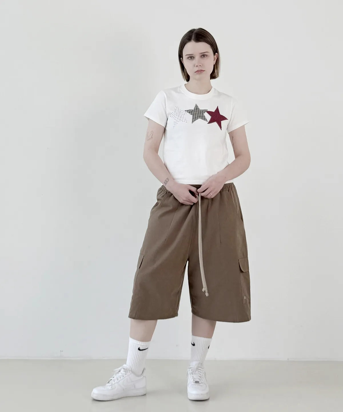 【𝘱𝘳𝘦-𝘰𝘳𝘥𝘦𝘳】DENAGE Vintage Three Star Patch Logo Crop Tee White 0388