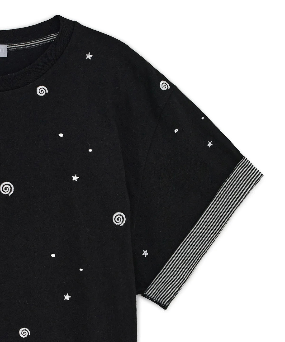 HUGYOURSKIN EMBO ROLL-UP TEE (BLACK)