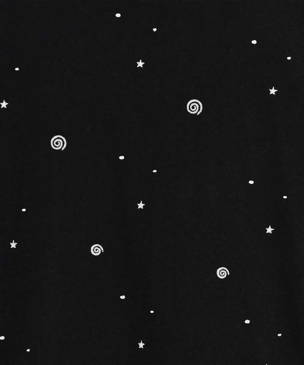 HUGYOURSKIN EMBO ROLL-UP TEE (BLACK)