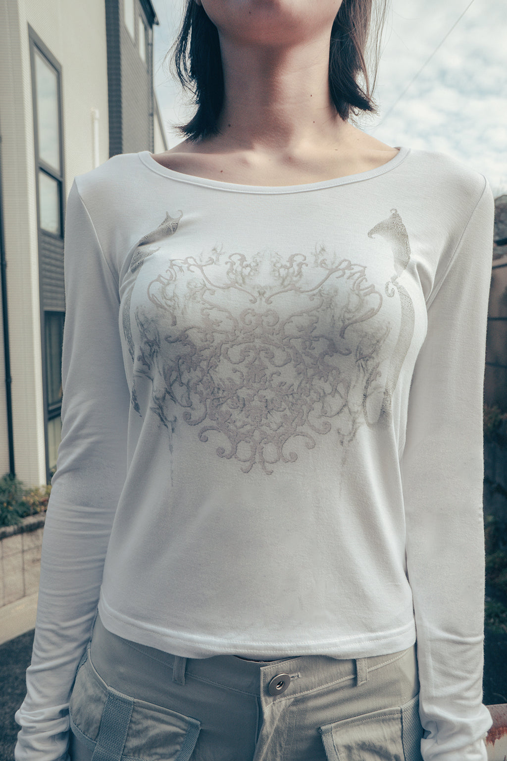 HUGYOURSKIN ORNAMENT PRINT TOP (WHITE)