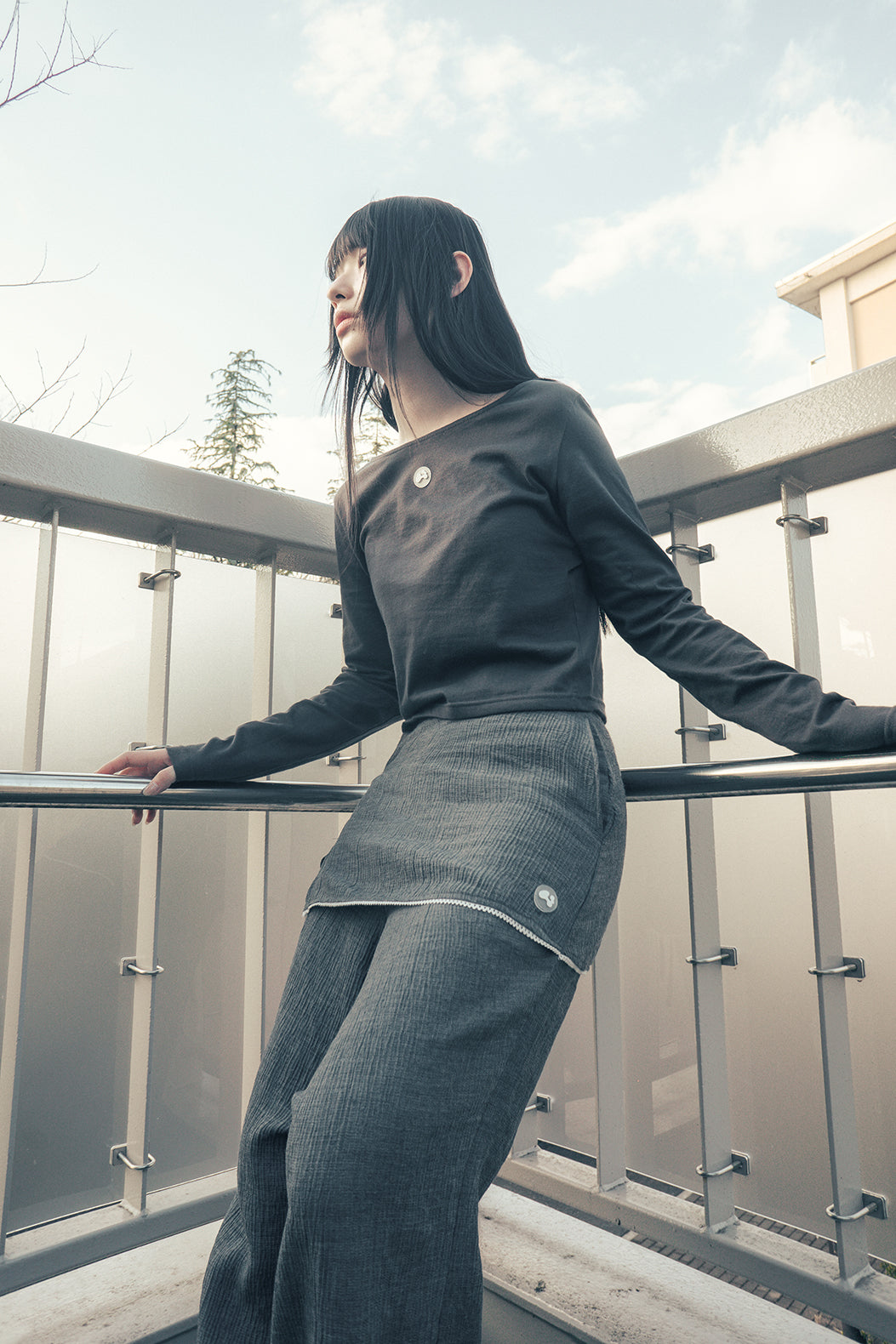 HUGYOURSKIN ANGEL WING TOP (CHARCOAL)
