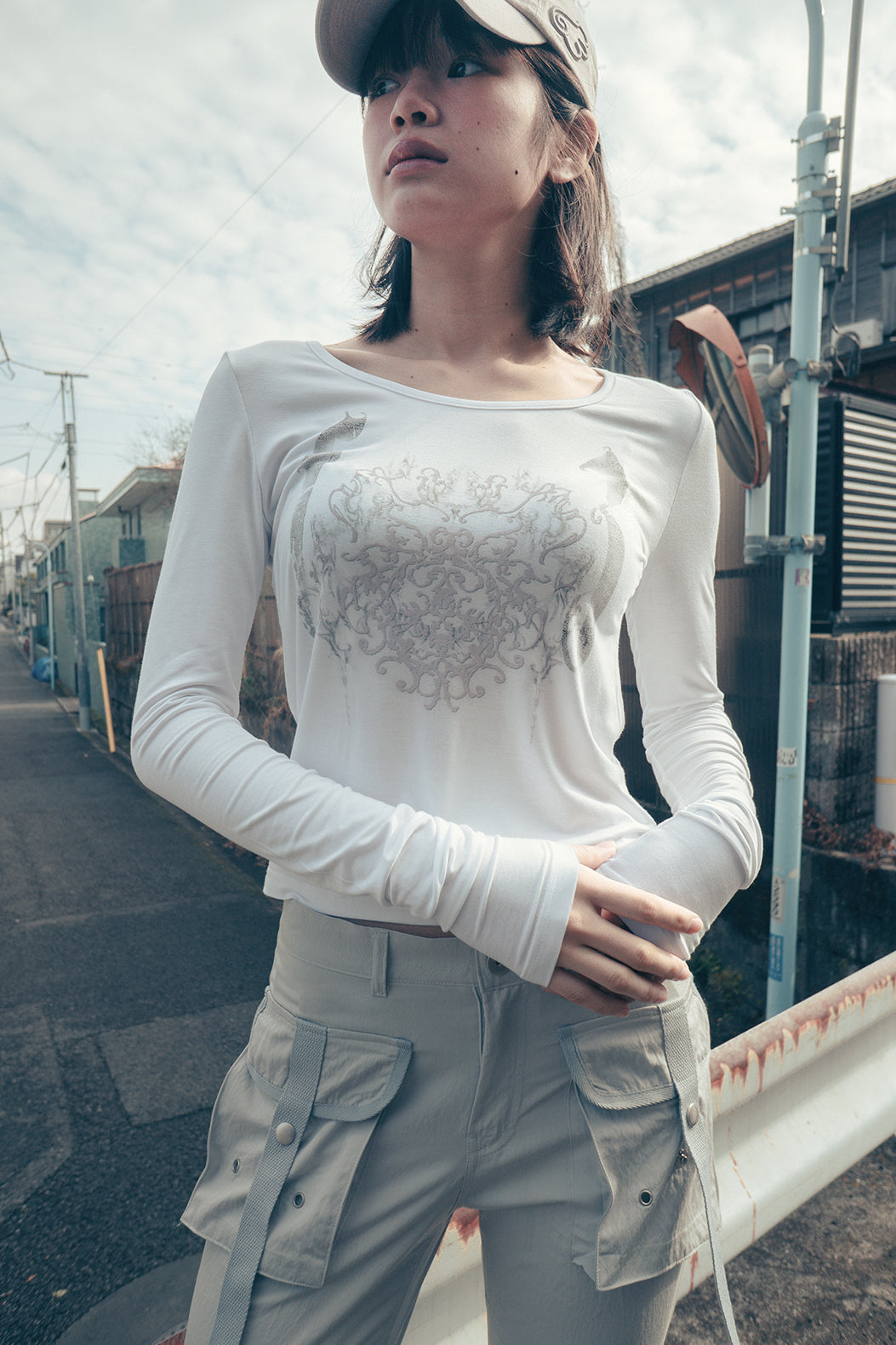 HUGYOURSKIN ORNAMENT PRINT TOP (WHITE)