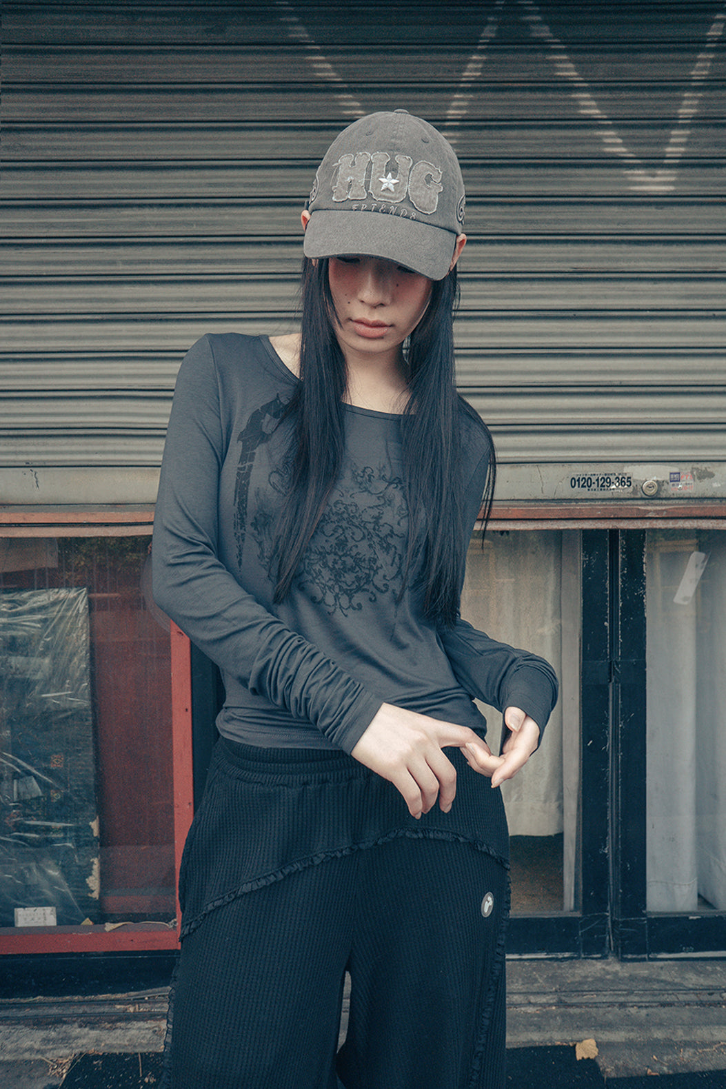 HUGYOURSKIN ORNAMENT PRINT TOP (CHARCOAL)